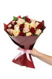 Букет микс из 25 роз (КЕНИЯ) 40 см в оформлении 2453